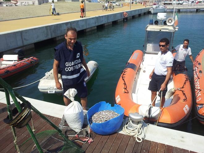 Pesca abusiva, sequestrato un quintale di telline 