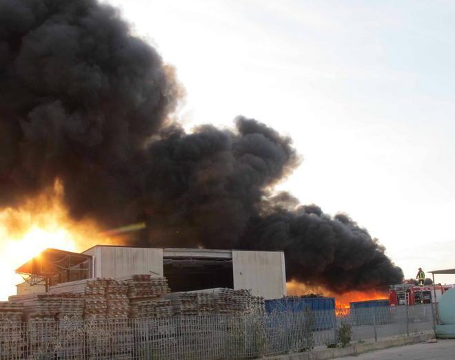 Fiamme in deposito di rifiuti, indagato il titolare dell’azienda 
