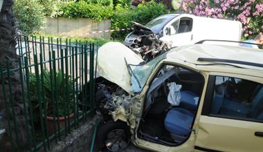 Scontro frontale con un furgone, muore un anziano 