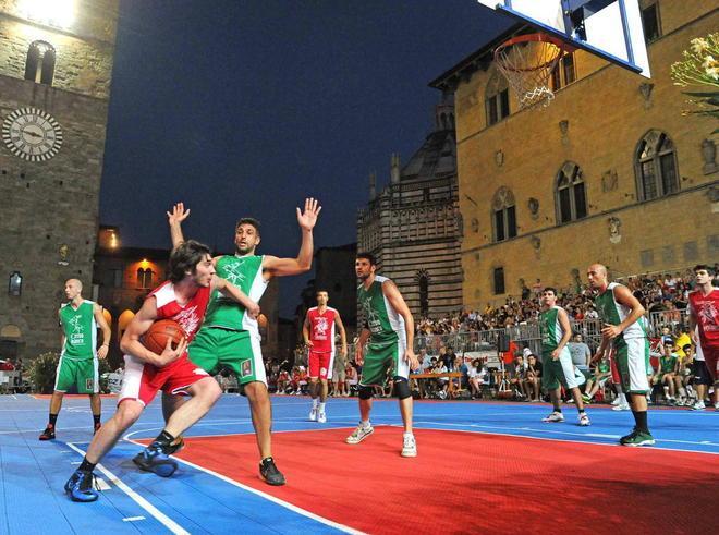 Sfida a suon di canestri in piazza Duomo 