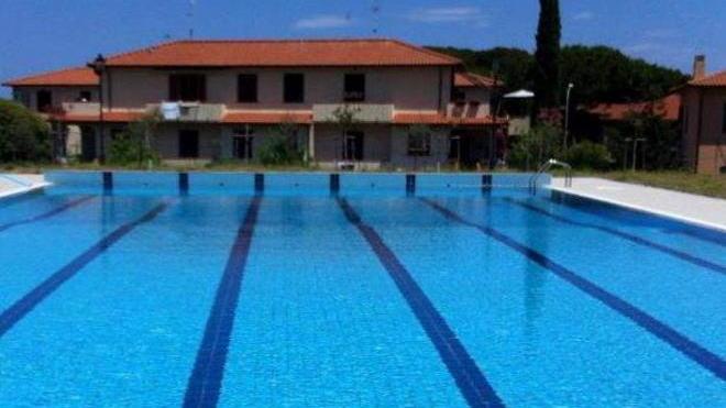 La maxi piscina è pronta ma entrano solo i soci