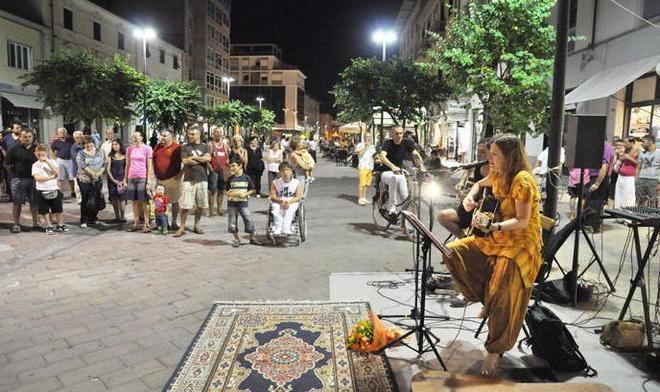 Negozi aperti, sfilate e show La notte di Cecina si anima Cecina 