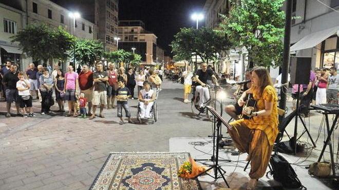 Negozi aperti, sfilate e show La notte di Cecina si anima Cecina