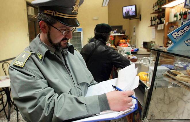 Scontrini nei locali Raffica di controlli delle Fiamme gialle 