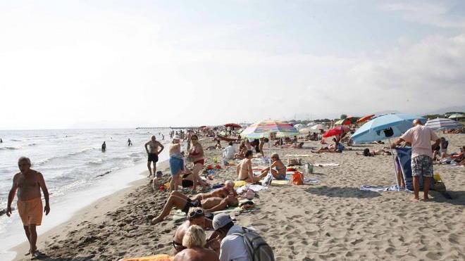 Acqua pulita a Forte: si torna a fare il bagno a Vittoria Apuana