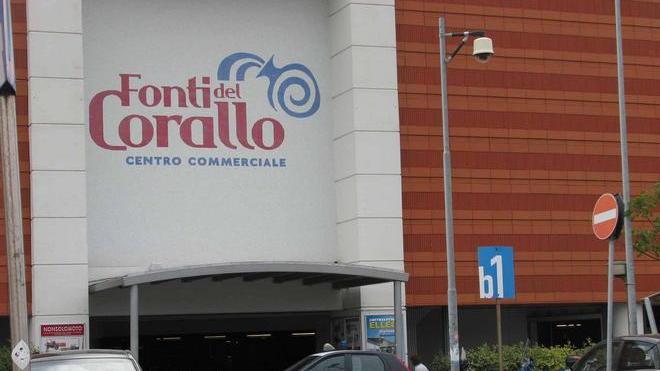 Si addormenta all’Ipercoop e ruba i gettoni dei bambini