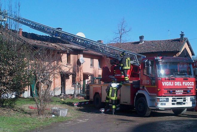Va a fuoco il tetto di una villetta