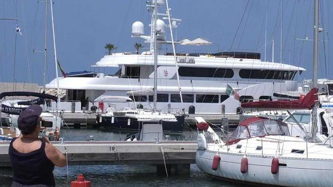 Al porto di Marina sbarcano turisti da due maxiyacht