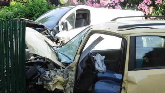 Muore in uno scontro frontale