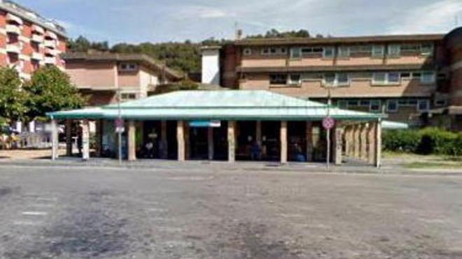 Non ha biglietto, parapiglia sul bus