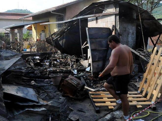 Baracca in fiamme, danneggiata una casa 