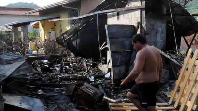 Baracca in fiamme, danneggiata una casa