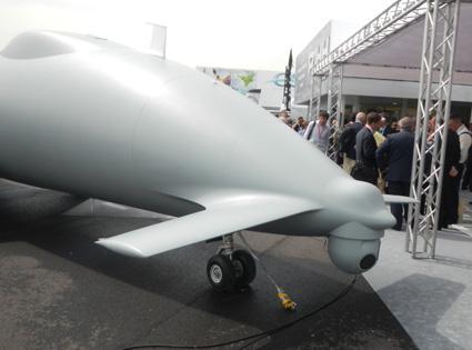 Aereo col muso a forma di martello vola a bassa quota per due ore su Prato 