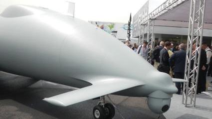 Aereo col muso a forma di martello vola a bassa quota per due ore su Prato