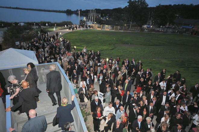 Cade nel lago poco prima dell’inizio del Festival Puccini 