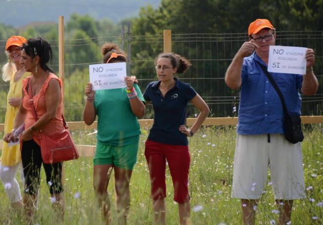 Raccolte settecento firme per far spostare i rifiuti 
