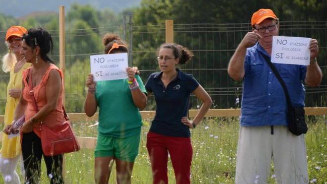 Raccolte settecento firme per far spostare i rifiuti