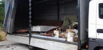 Li trovano con un carico di materiali di ferro rubati 