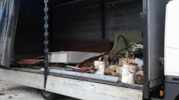 Li trovano con un carico di materiali di ferro rubati