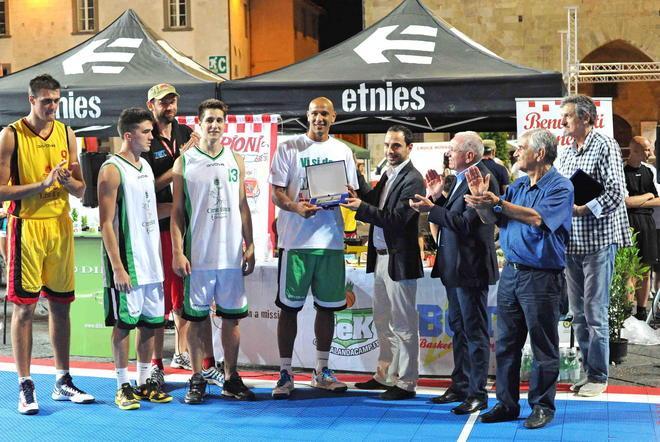Il sindaco Bertinelli premia il Pistoia Basket