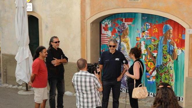 Il volto di Andrea dipinto su due portoni