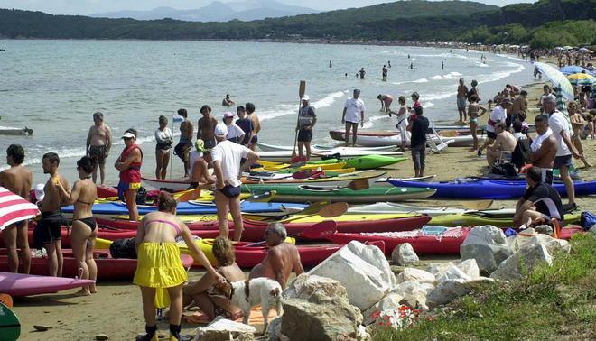 Raduno di canoe dal golfo di Baratti a Fosso alle Canne