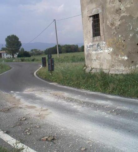 Giù calcinacci dall’antica torre Spada