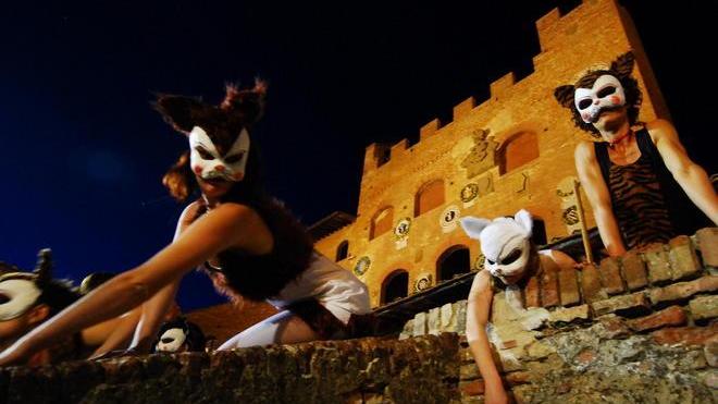 Cento spettacoli ogni sera nel borgo con la Grande madre