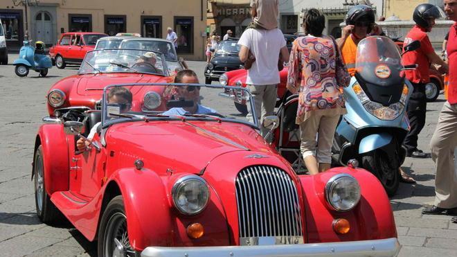 Sfilano in centro storico le “nonne” a due e quattro ruote