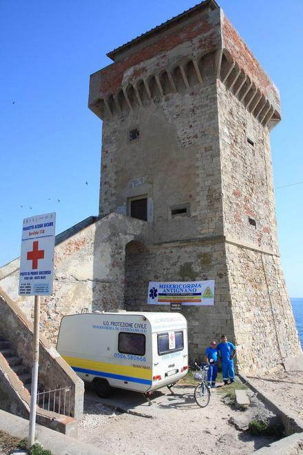 Vola nel vuoto per 4 metri a Calafuria: ferita sedicenne 