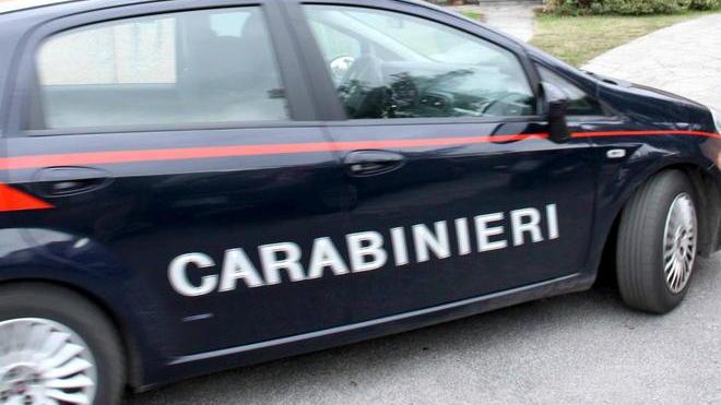 Padre e figlio nei guai per le armi nascoste