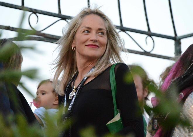 La diva Sharon incanta, tutti gli occhi sono per lei