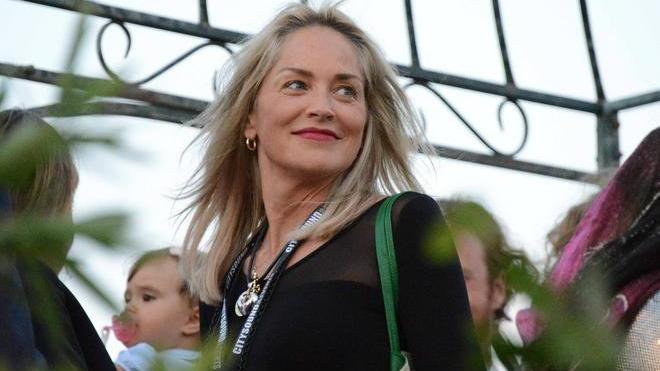 La diva Sharon incanta, tutti gli occhi sono per lei