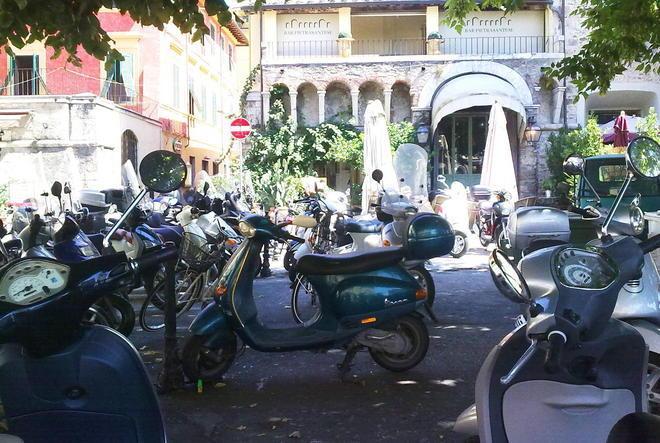 Via gli scooter da piazza Carducci dopo l’estate