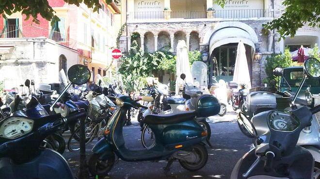 Via gli scooter da piazza Carducci dopo l’estate