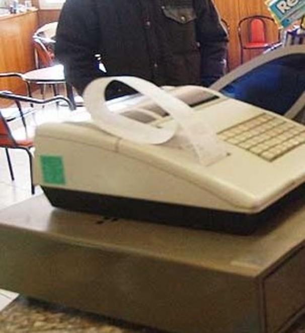 Aveva un registratore di cassa rubato in un bar: arrestato 