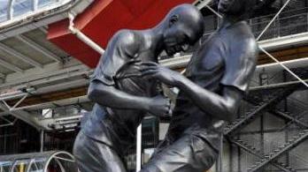 La testata di Zidane nuova attrazione in centro
