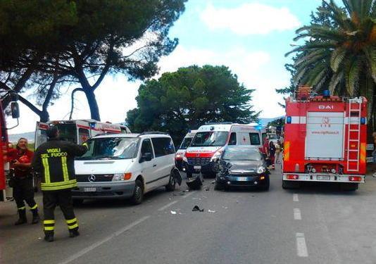 Scontro fra due auto finiscono all’ospedale in tre