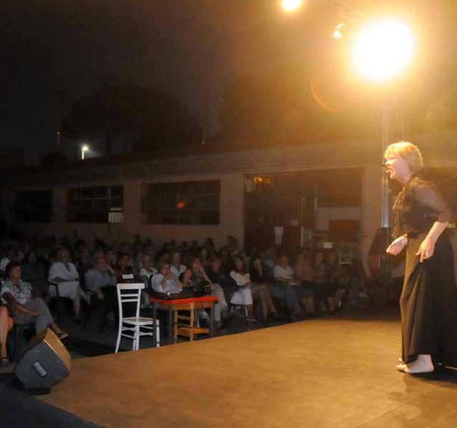 Lucia Vasini incanta al Biscottificio Dogliani