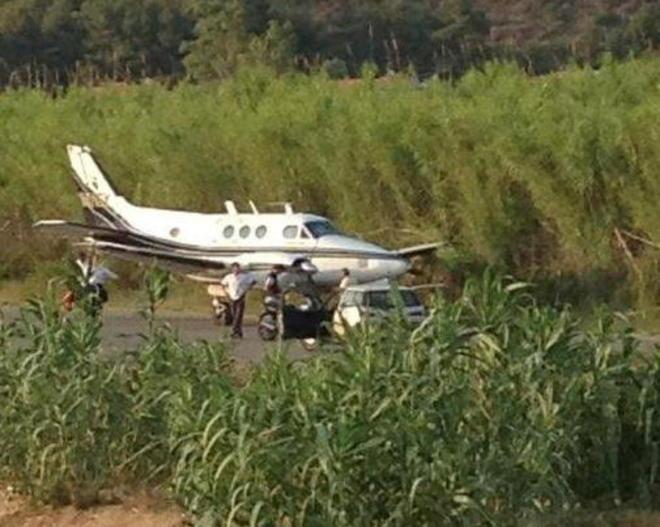 Marina di Campo, aereo urta con l’ala una recinzione della pista 