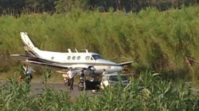 Marina di Campo, aereo urta con l’ala una recinzione della pista