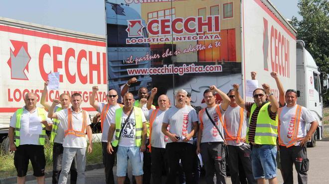 Quattro cooperative in otto mesi: scioperano i camionisti della Cecchi Logistica di Prato