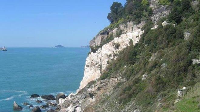 Cade in un dirupo e muore a 32 anni