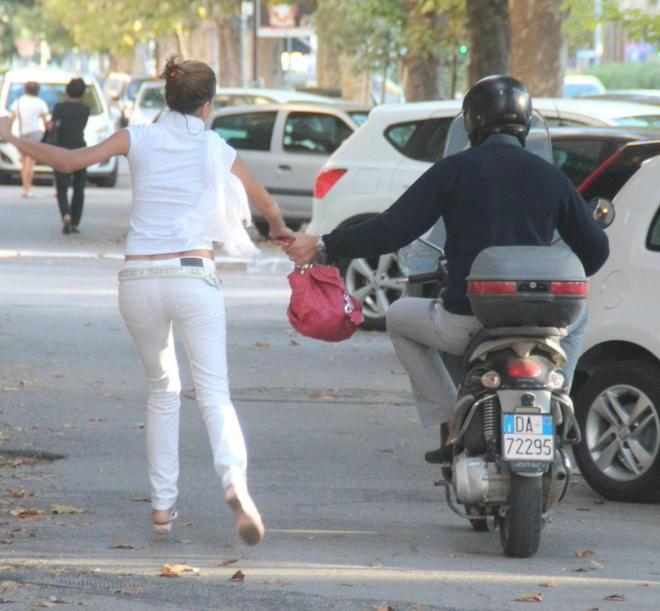 Senegalesi inseguono e fanno arrestare scippatore tunisino 