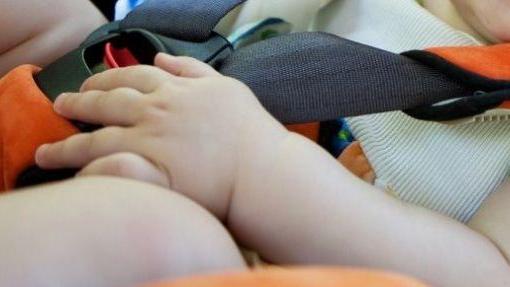 Una telefonata per salvare un bimbo dimenticato in auto