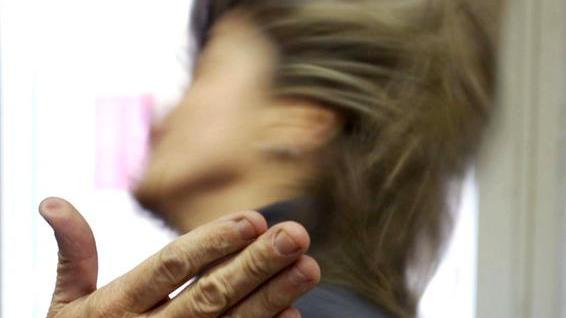 Picchia e sequestra la fidanzata «Giù dall’auto per salvarmi»