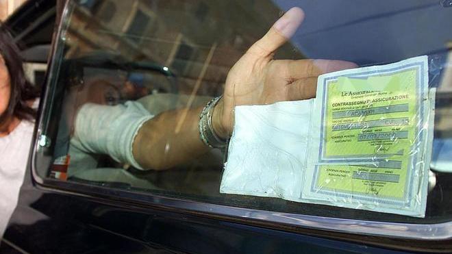 Auto in sosta senza assicurazione: scatta il sequestro