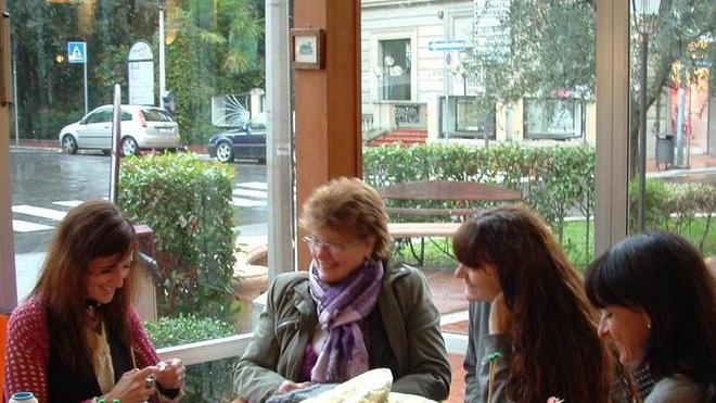 Oggi “incontro di maglia” per decorare i fiori in piazzetta