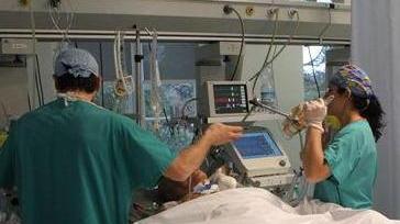 Non si muove e non respira da solo: vogliono dimetterlo