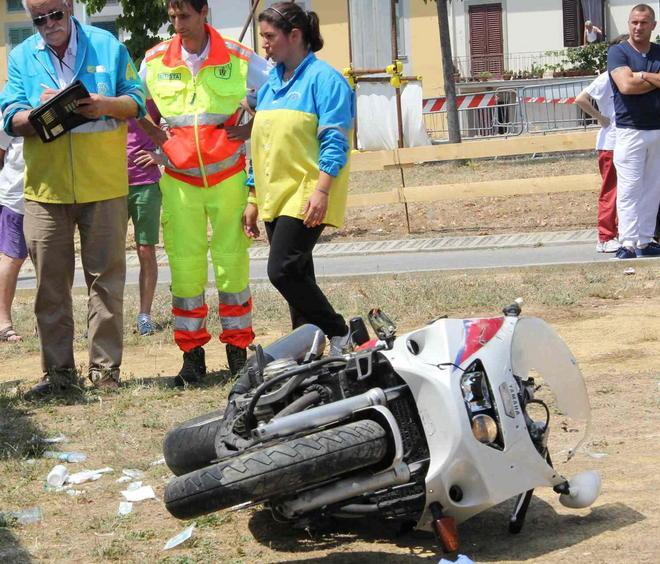 Sbanda sulla rotonda, centauro gravissimo